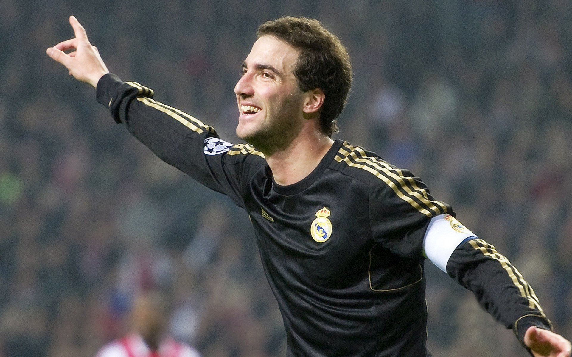 年度焦点之战之夜，斯通斯完成里程碑