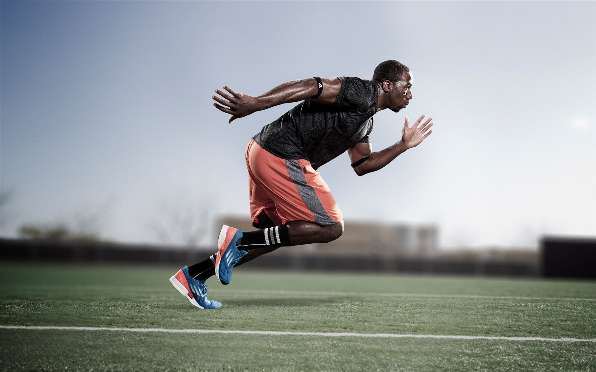 赛道上的艺术，汉密尔顿驾驭阿斯顿马丁，演绎对红牛二队的完美超越